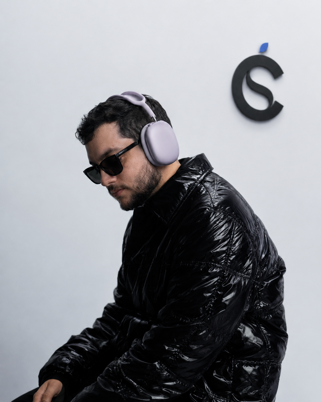 Dudu Cesquim em retrato editorial com AirPods Max
