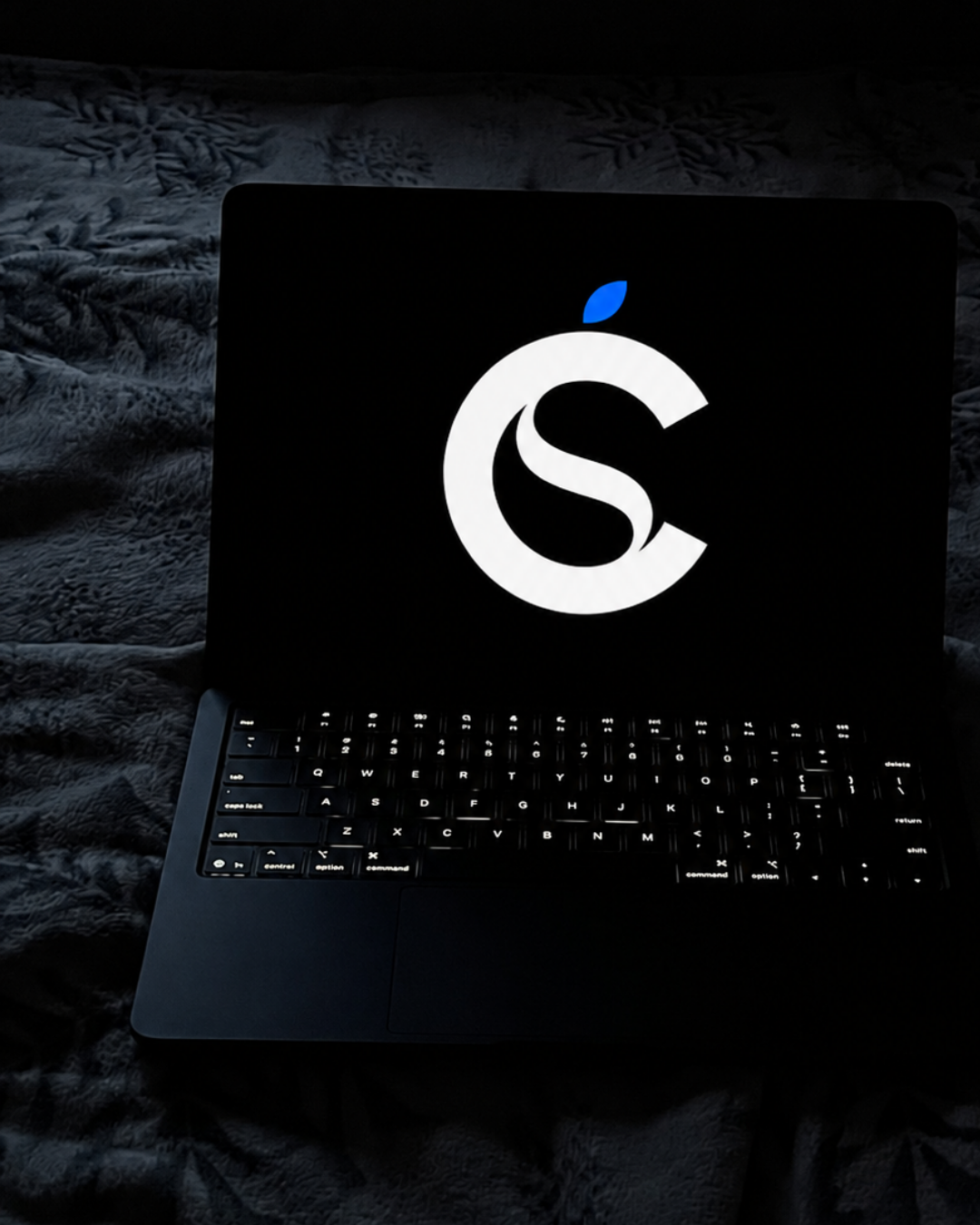 MacBook com a identidade Cescho Select